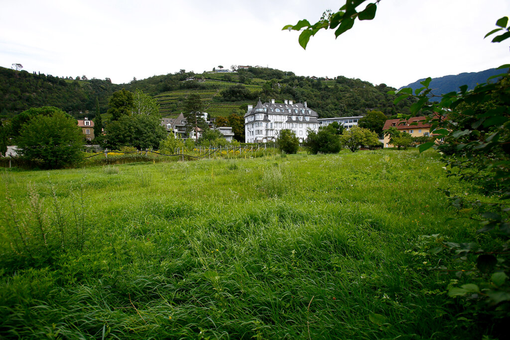 Ein verwaistes Kleinod in Meran, 1617 entstanden: der Garten des Kapuzinerklosters. Hier könnte bald ein Baustellenzugang für das Projekt Umfahrungstunnel entstehen. Foto: Alexander Alber