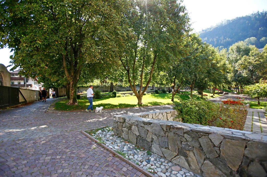 Konfliktpunkt Kapuzinergarten: Erholungsraum für die Klausner und Standort für das geplante Tinne-Museum. Foto: Alexander Alber
