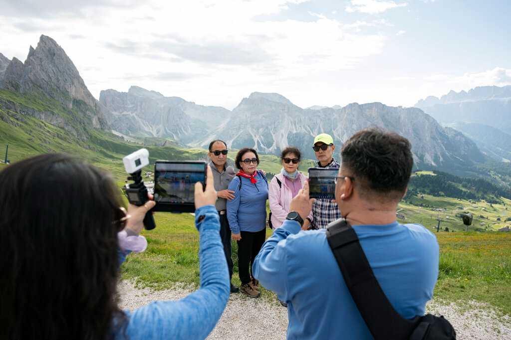 Endlich sehen sie das, was sie sonst nur aus den sozialen Medien kennen: die Geislergruppe. Die Dolomiten sind ihnen wohlbekannt, Südtirol hingegen kennen sie nicht. Foto: Ludwig Thalheimer