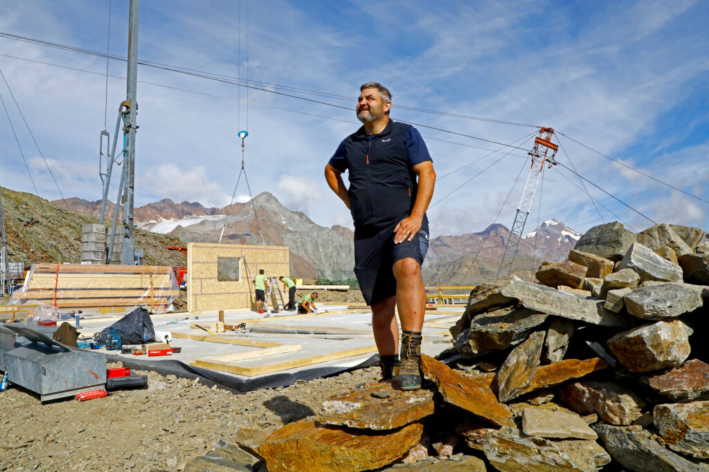 Florian Haller baut die alte Heilbronner Hütte neu auf. Foto: Alexander Alber