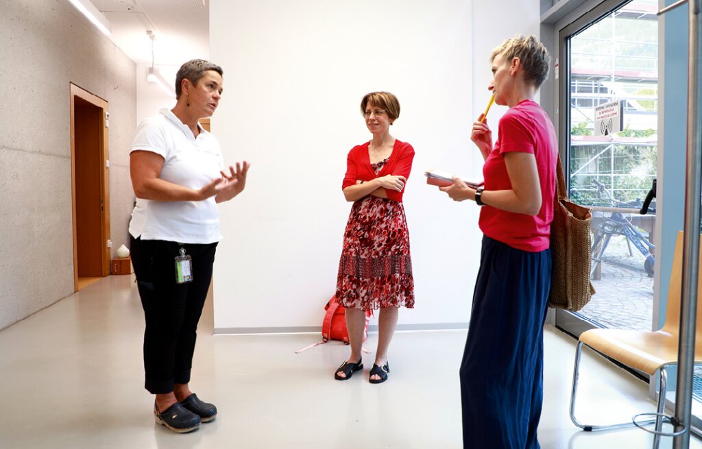 2 Operation Gemeinschaftshäuser: Alexandra Aschbacher (rechts) hat mit Elisabeth Montel, Direktorin des Gesundheitsbezirks Brixen (Mitte), und Doris Fischnaller, stellvertretende Krankenpflegekoordinatorin im Brixner Gemeinschaftshaus, gesprochen. Foto: Alexander Aber