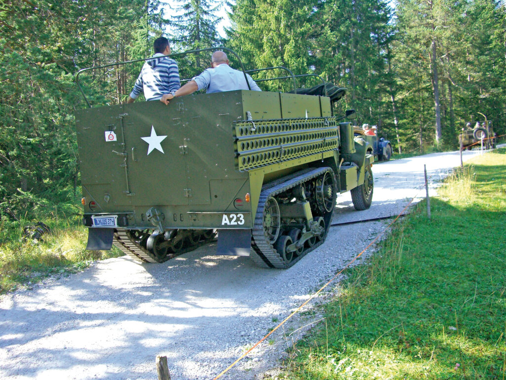 Grünes Licht: Stinkende Militär-Oldtimer-Kolonne am Sellastock.