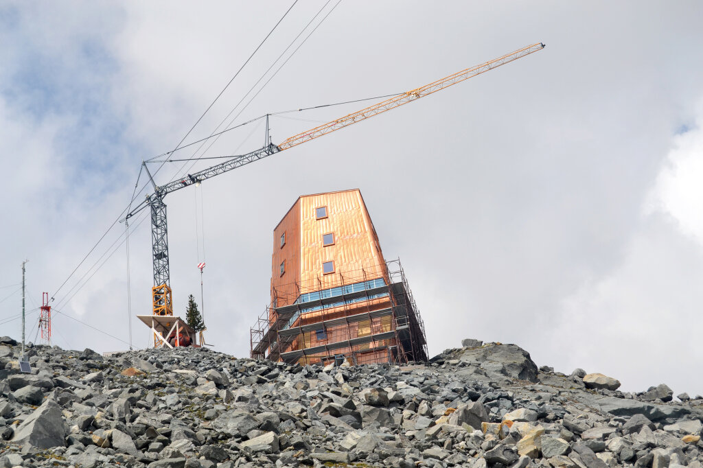 Die neue Schwarzensteinhütte steht auf 3.030 Metern Meereshöhe und damit rund 100 Meter höher als die alte. 50 Betten finden darin Platz. Die Kosten von 3,7 Millionen Euro übernimmt das Land. Foto: Burgerbau