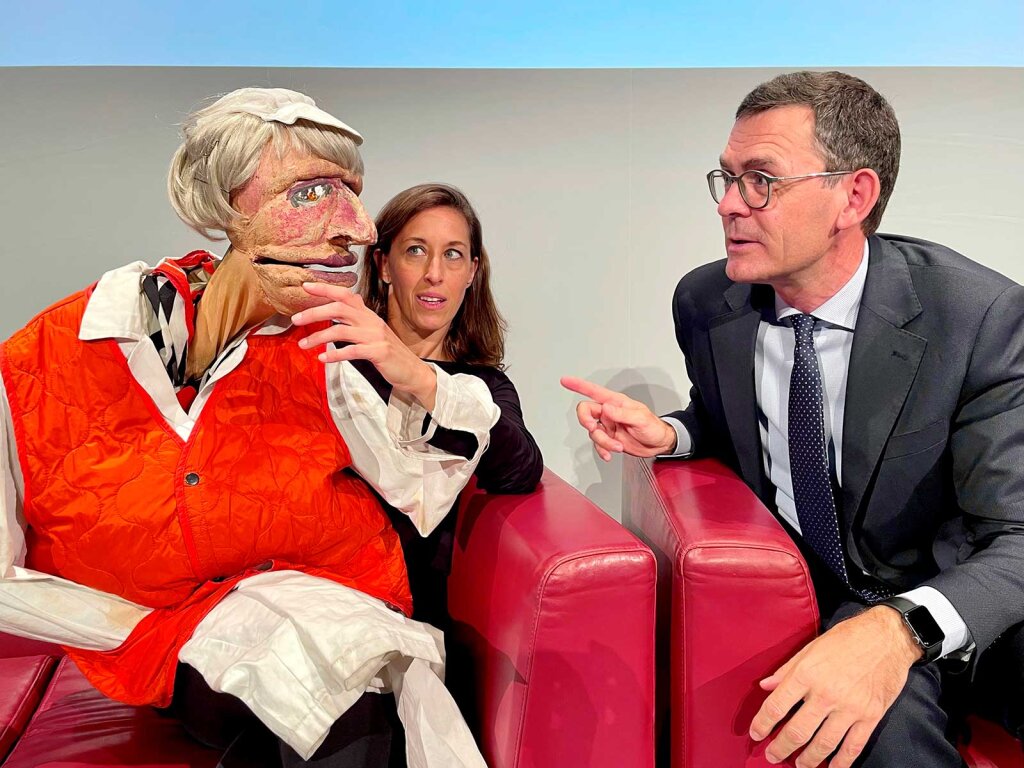 Die Puppenspielerin Manuela Linshalm und Kulturinstitut-Direktor Peter Silbernagl: „Die Welt ist eine Würstlbude“. Foto: Südtiroler Kulturinstitut