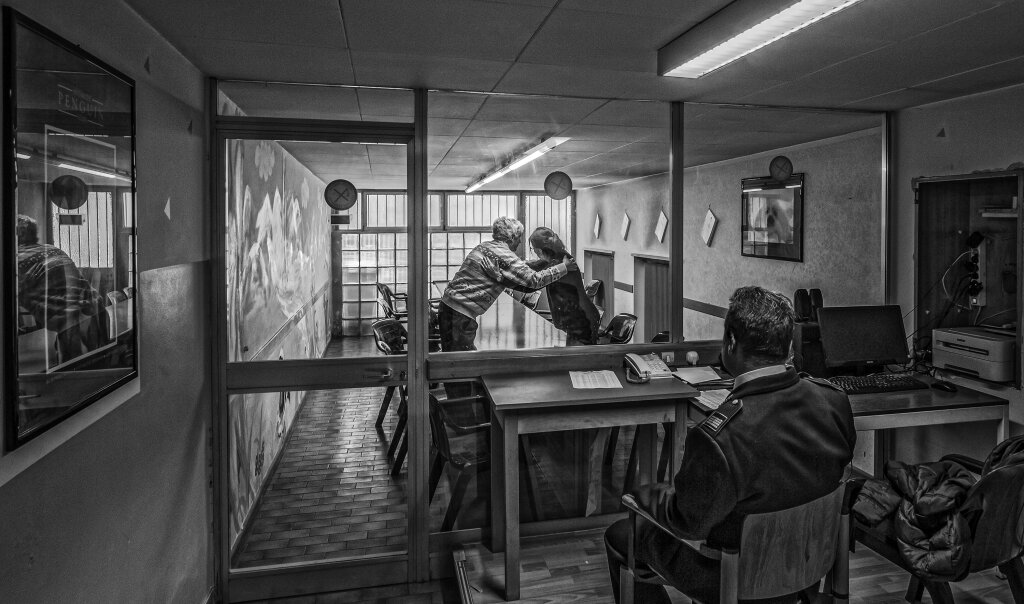 Vielleicht der letzte Einblick in einen Ort, der von außen einen verlotterten Eindruck macht und bald verschwinden wird: Das Gefängnis von Bozen. Im Bild: Der Besucherraum Foto: Othmar Seehauser