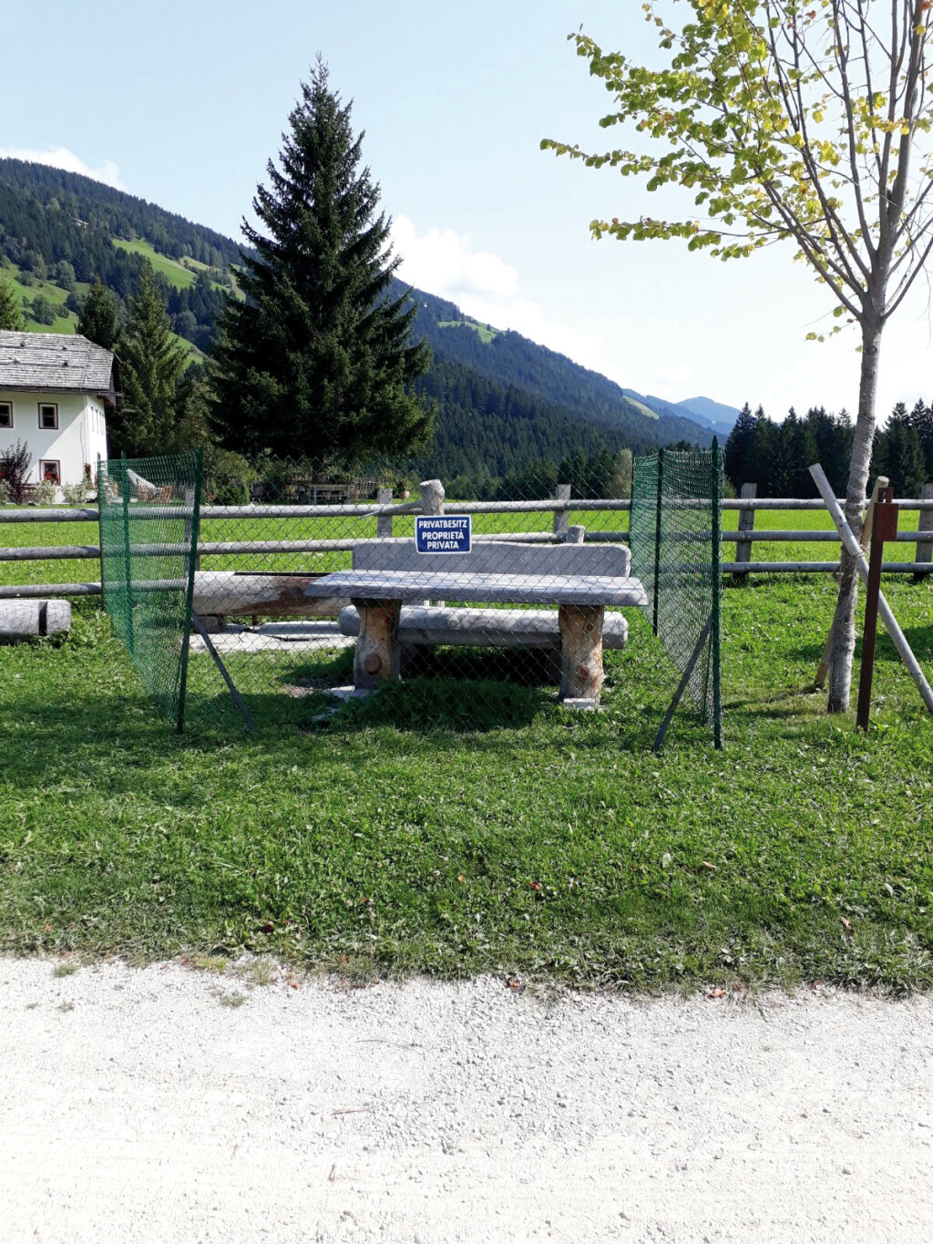 Soll Radler abschrecken: „Private“ Bank vor Gutshof „Graf Anger“. Foto: Sonja Schöpfer