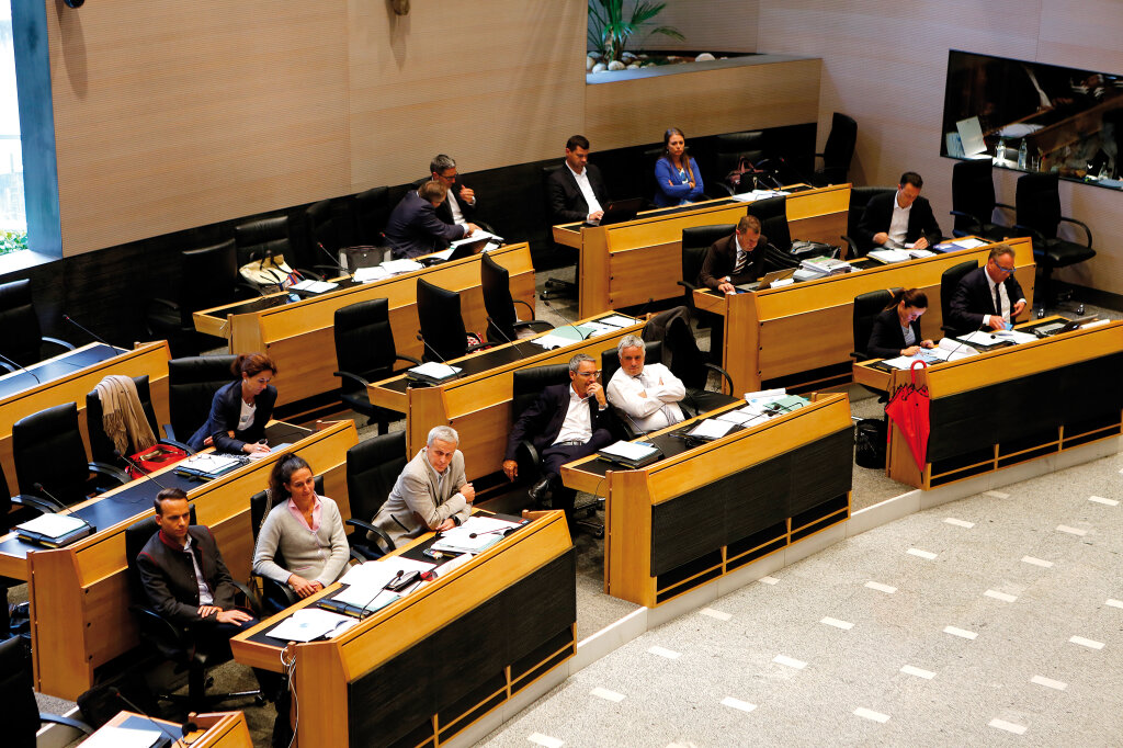 „Was ist für die Gesellschaft in Zukunft entscheidend?“, fragt SVP-Fraktionssprecher Dieter Steger. Ob auf der Regierungsbank oder im Block der Abgeordneten von Opposition und Mehrheit (im Bild): Zu tun ist im letzten politischen Jahr bis zu den Wahlen genug. Foto: Alexander Alber