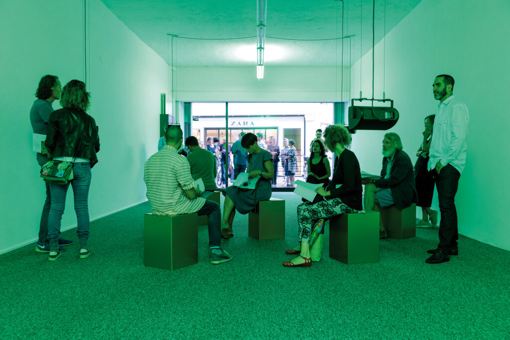 Ergriffen lauschen: Für ihre Klanginstallation haben Nicolas Perret und Silvia Ploner Geräusche und Töne gesammelt und erfunden. Foto: Tiberio Sorvillo