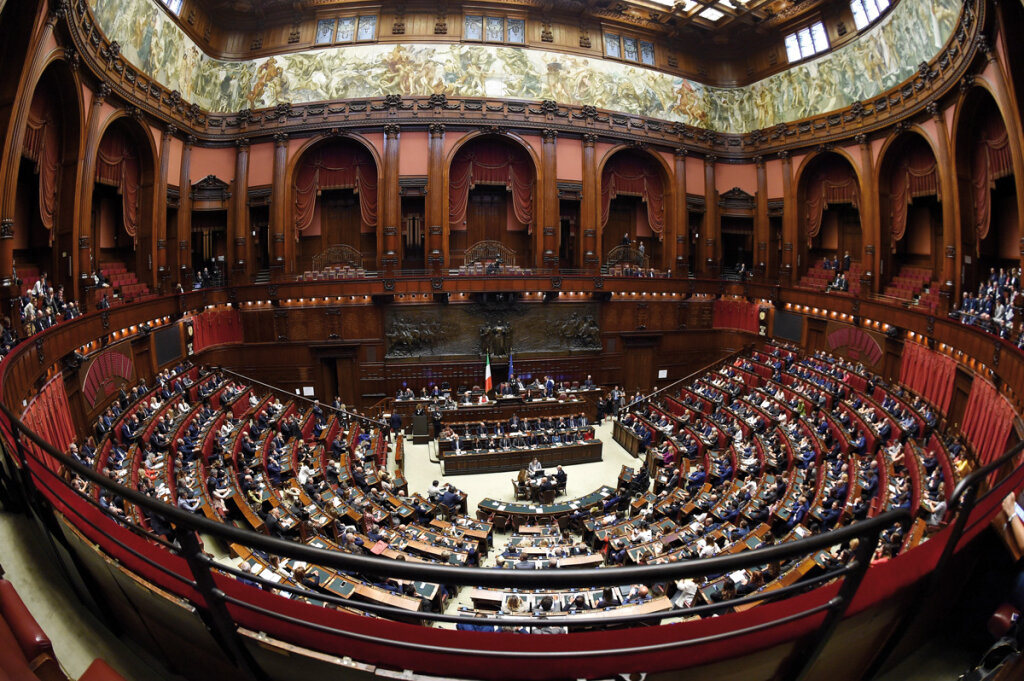 Das Parlament: Mit dem Referendum am 20./21. September wird über die Verringerung der Anzahl der Parlamentarier abgestimmt (im Bild die Abgeordnetenkammer). Wie viel kann dadurch eingespart werden? Was sind die Auswirkungen für Südtirol? Foto: APA/AFP/Andreas Solaro