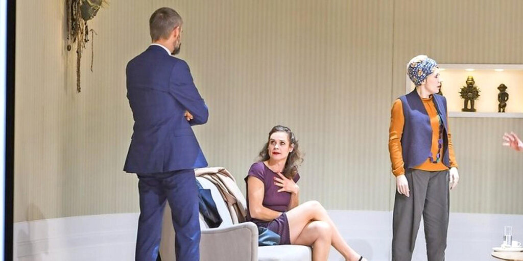 Brutal komisch: „Gott des Gemetzels“ von Yasmina Reza eröffnet am 6. Oktober die neue Spielzeit des Südtiroler Kulturinstituts. Foto: Schauspiel Leipzig
