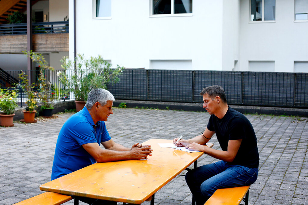 In Nals: Karl Hinterwaldner und SVP-Bürgermeisterkandidat Ludwig Busetti: Er möchte die Politik fortführen, die man seit 20 Jahren in Nals betreibe. Das klingt nicht gerade nach Erneuerung. Foto: Alexander Alber