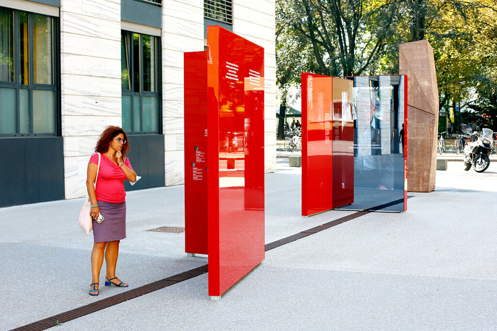 Dauerausstellung auf dem Silvius-Magnago-Platz: „Ist am Ende etwa alles Autonomie?“ Foto: Alexander Alber