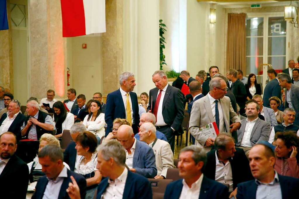 Tourismuslandesrat Arnold Schuler (links) im Gespräch mit HGV-Boss Manfred Pinzger: „Erweiterungen nur mehr nach Kontingent, Genehmigung oder Ausnahme.“ Foto: Alexander Alber