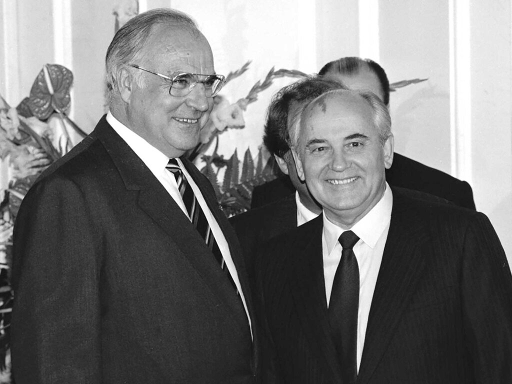 Symbol für ein anderes Russland: Michail Gorbatschow (rechts) mit Kanzler Helmut Kohl. Foto: Archiv