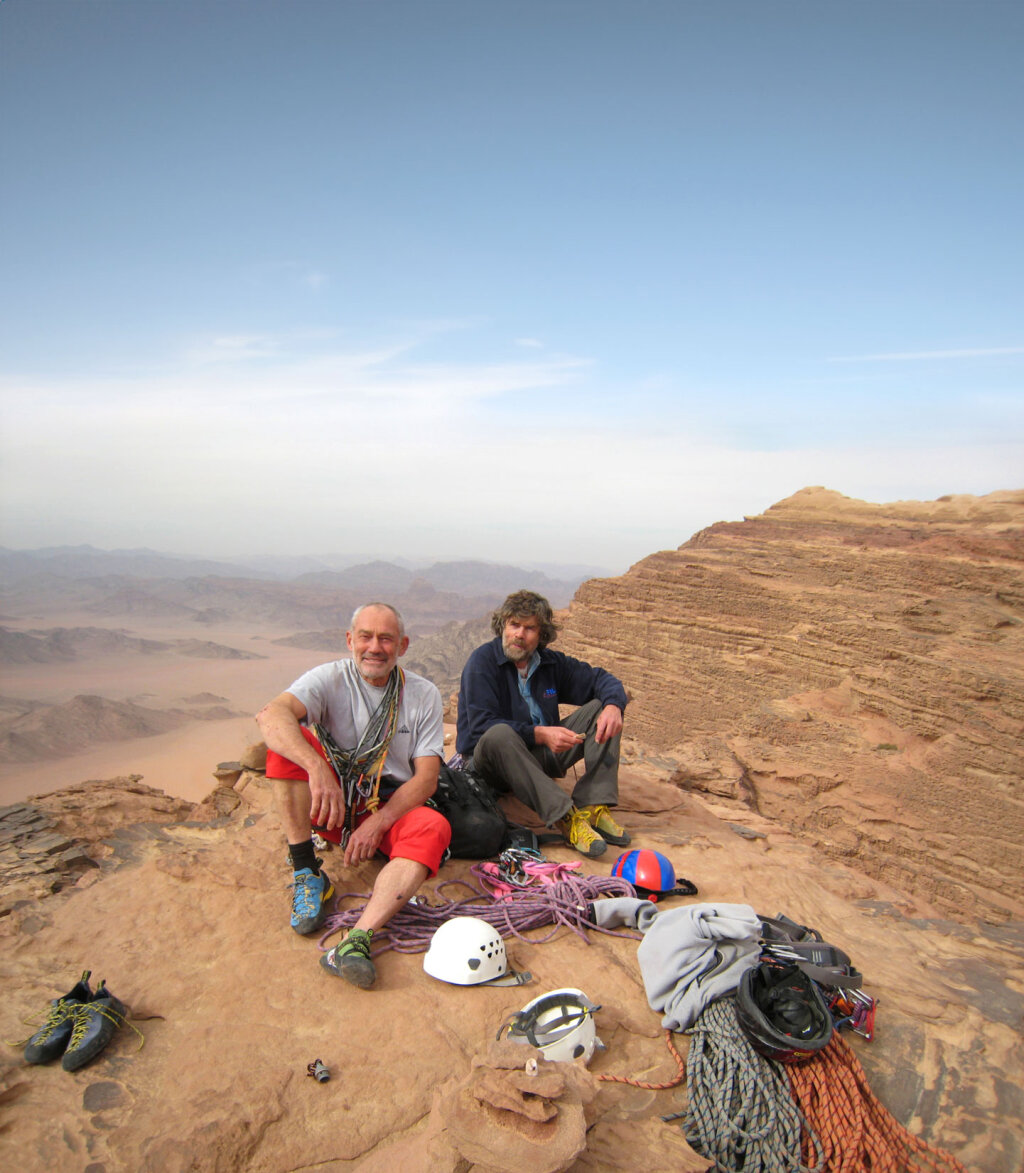 Oswald Oelz (links) mit Reinhold Messner bei einer Kletterpause in Wadi Rum, Jordanien. Foto: Simon Messner