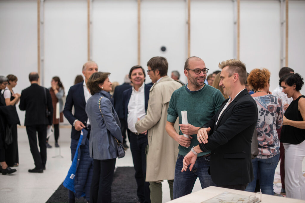 Hannes Egger, Stefano Cagol (rechts der Bildmitte), und Patrizia Spadafora, Paolo Campestrini, Paolo Berloffa (links der Bildmitte). Foto: Luca Meneghel