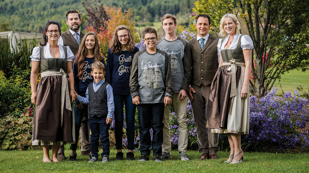 Die Familie Winkler (zweiter von rechts Kurt Winkler): „Einen Landesbeitrag für den Stall bekommen wir in einem sehr geringen Ausmaß von 100.000 Euro.“ Foto: Website Winklerhotels