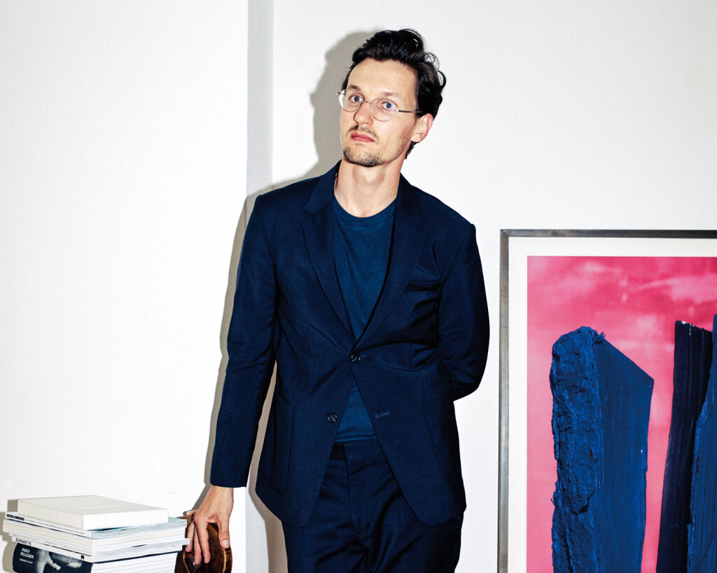 „Überblicke die zeitgenössische Fotografie in all ihren Bereichen“: Peter Unterthurner in seinem Studio, in dem es immer noch Papier gibt. Foto: Studio Peter Unterthurner