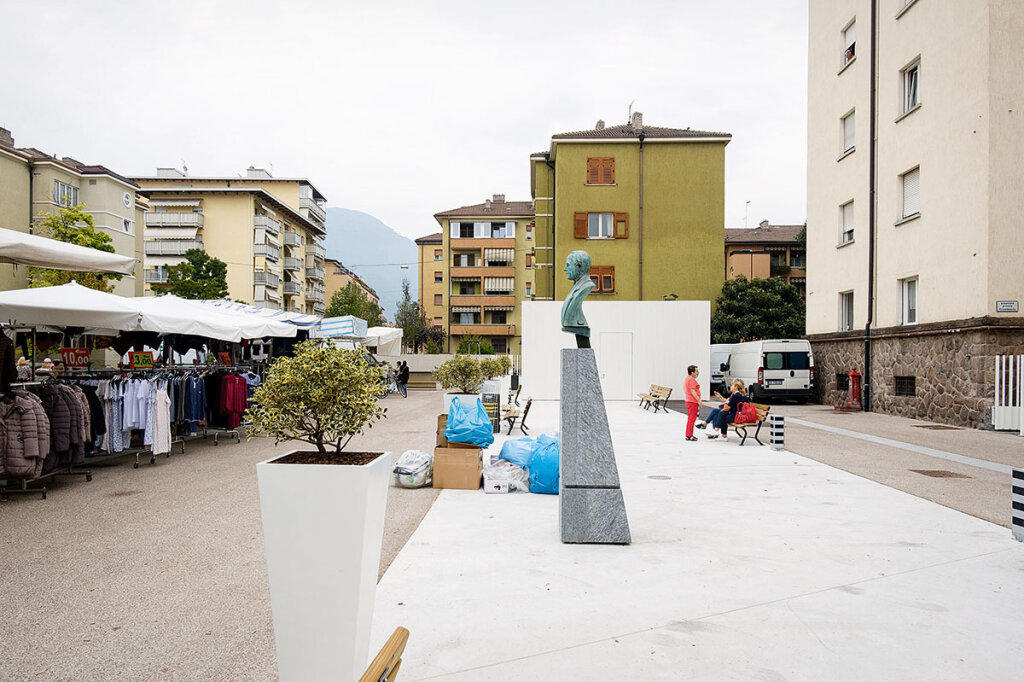Gut geplant, aber schlecht umgesetzt: Anwohner wehren sich gegen die Neugestaltung des Matteottiplatzes (oben). Gut geplant, aber verschollen: Das Projekt zur Umgestaltung des Siegesplatzes wurde noch immer nicht vorgestellt. Foto: Ludwig Thalheimer