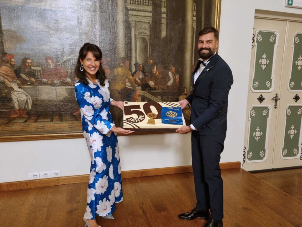 Sonia Prader, Präsidentin des Rotary Clubs Brixen, und Clubmeister Johannes Moser. Foto: Privat