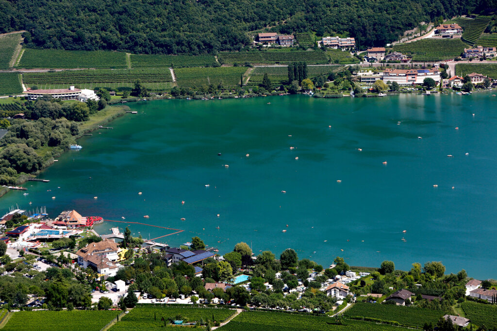 Kalterer See von oben: Der Kampf um einen freien Zugang samt kleiner Liegewiese geht weiter. Foto: Alexander Alber