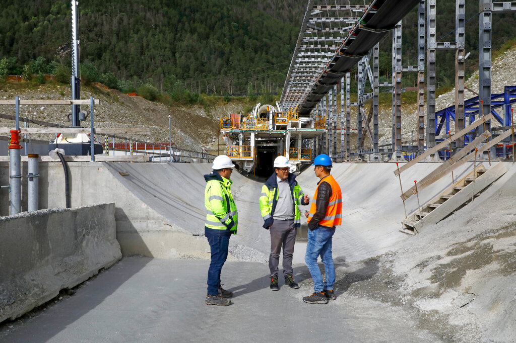 Wo der Tunnel für die Zulaufstrecke des BBT gebaut wird, hat Karl Hinterwaldner (rechts) recherchiert. Seine Gesprächspartner waren Martin Ausserdorfer (Mitte), Leiter der BBT-Beobachtungsstelle, und dessen Mitarbeiter Heinz Tschigg. Foto: Alexander Alber