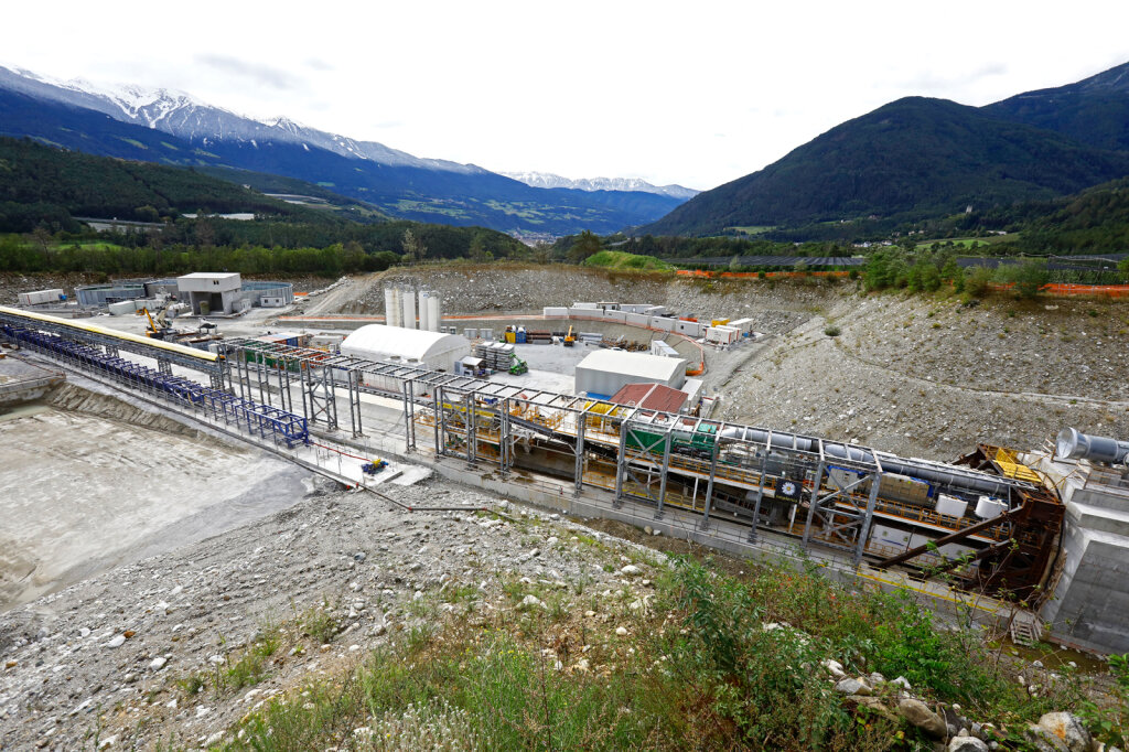 Tunnelbohrmaschine (TBM) im Südosten der Gewerbezone Forch bei der Autobahneinfahrt in Vahrn: Sie reicht zwanzig Meter unter die Staatsstraße hinein, dort traf sie auf ein erstes Problem. Foto: Alexander Alber