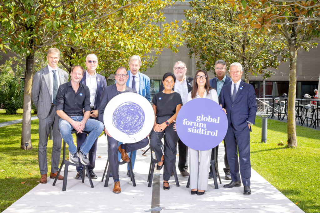 Der Gründer des Global Forum, Christian Girardi (4. von links), mit Speakern und Sponsoren: Alessandro Molinari, Alex Schwazer, Roland Psenner, Gerhard Brandstätter, Gabriella Bottini, Wolf Lotter, Dorotea Mader, Martin M. Lintner und Nicola Calabrò Foto: Global Forum Südtirol | Günther Pichler, Andreas Senoner, Andreas Tauber