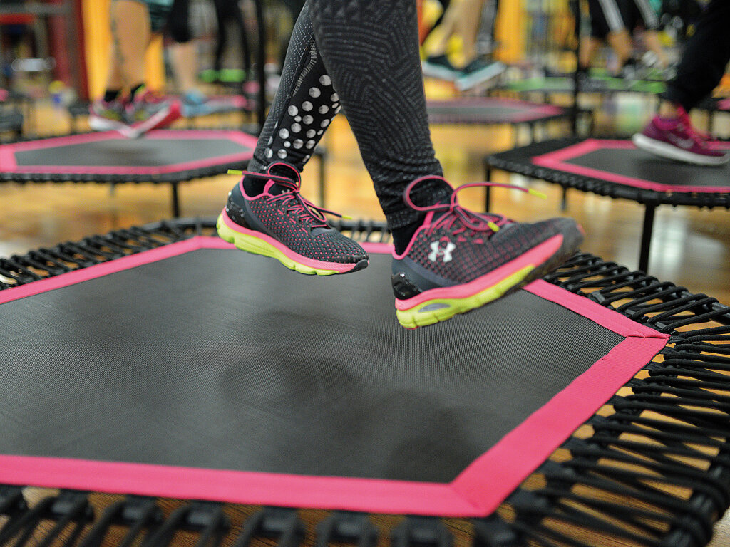 Es muss nicht immer Zumba sein: Jumping Fitness heißt die neue Trendsportart, bei der man ordentlich ins Schwitzen kommt. Foto: JP Business/Daniel Seidl