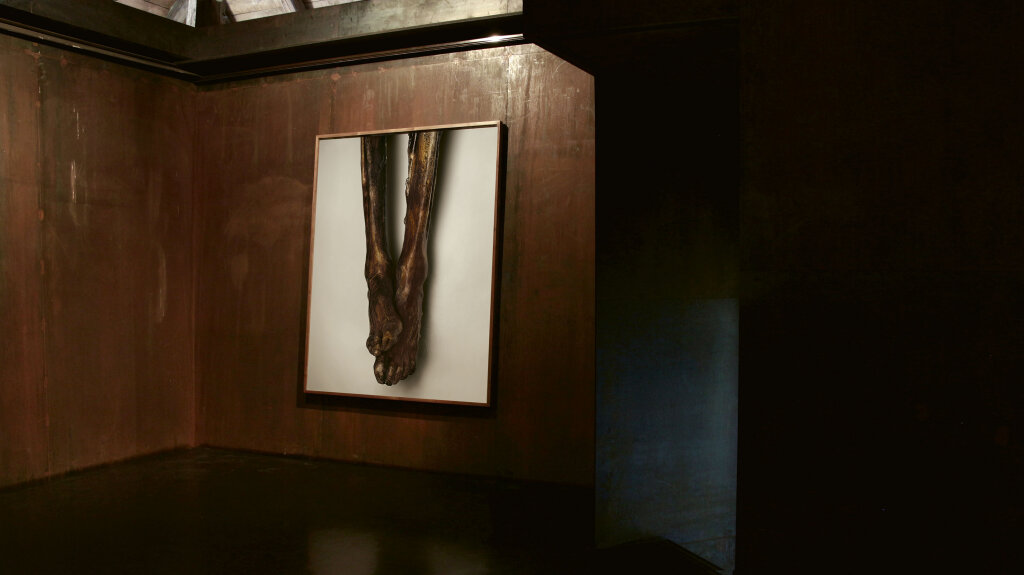 Blick in die Ausstellung „Ecce homo“ von Fotografin Brigitte Niedermair auf Schloss Tirol. Foto: Landesmuseum Schloss Tirol