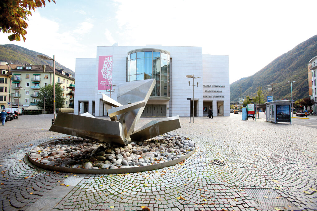 2.900 m2 Fläche, 35 Meter hoch der Bühnenturm, erbaut für 40 Milliarden Lire: Die Theatertrutzburg am Verdiplatz in Bozen. Foto: Alexander Alber