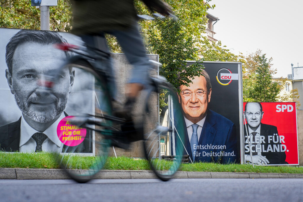 Wird sich Christian Lindner (FDP, links im Bild) für Armin Laschet oder Olaf Scholz aussprechen? Foto: Apa/DPA/Kay Nietfeld