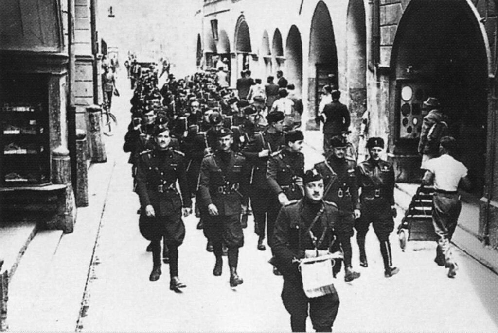 Die Faschisten marschierten 1922 in Bozen (hier unter den Lauben) auf: Probelauf für den Umsturz. Foto: Archiv