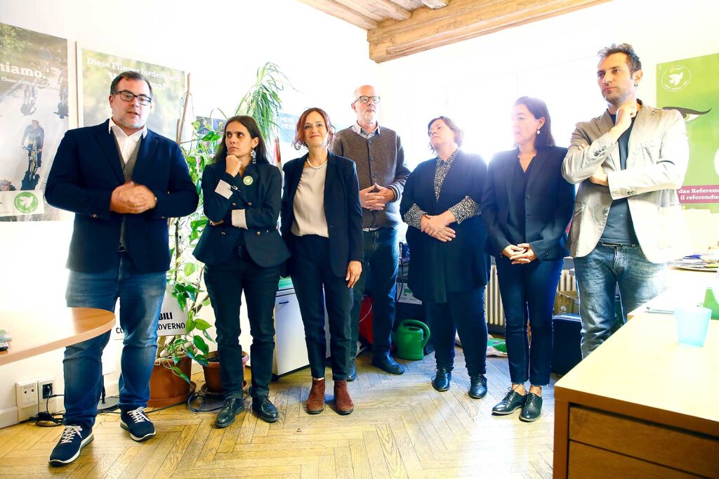 Grünen-Phalanx mit Bündnispartner (von links): Felix von Wohlgemuth, Elide Mussner, Brigitte Foppa, Hans Heiss, Marlene Messner, Roberta Rigamonti und Luca di Biasio (La sinistra): „Wahlziel erreicht.“ Foto: Alexander Alber