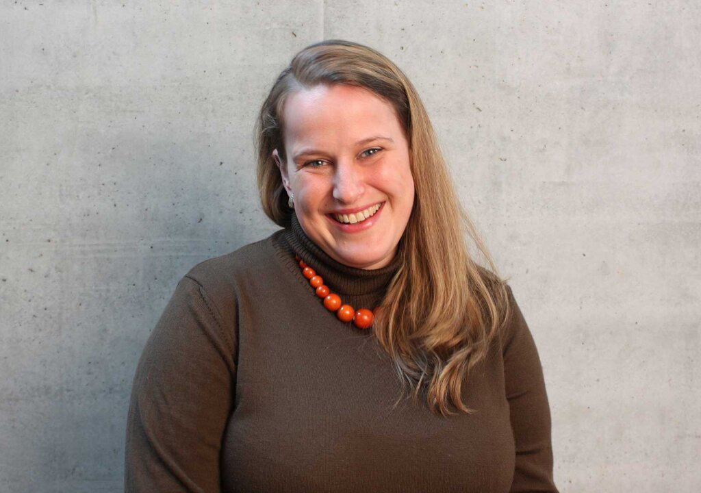Elisabeth Alber ist Politikwissenschaftlerin am Institut für Vergleichende Föderalismusforschung an der Eurac und stellvertretende Vorsitzende der Südtiroler Gesellschaft für Politik. Foto: Eurac