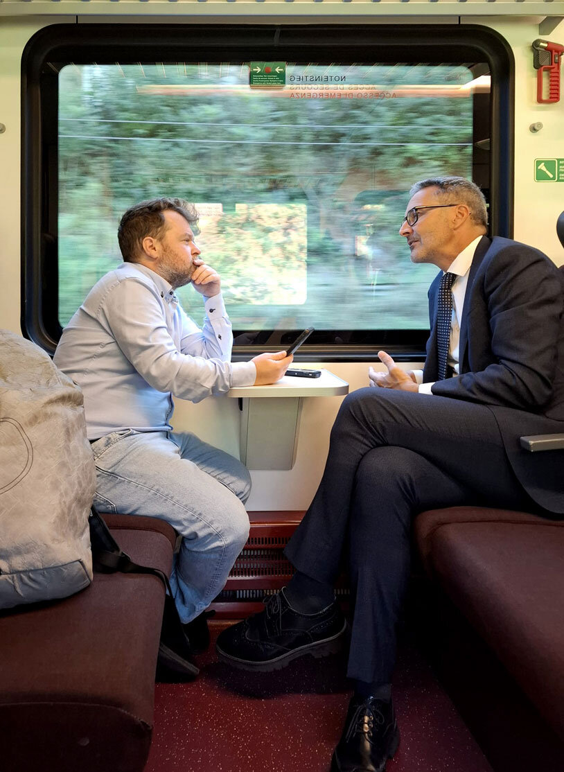 Gute Stimmung gab es am Donnerstag vergangener Woche im Sonderzug von Bozen auf den Brenner. Der Durchstich des BBT-Erkundungsstollens zog viel Politprominenz an. Vor Ort waren auch Landeshauptmann Arno Kompatscher und ff-Redakteur Andrej Werth. Foto: Privat