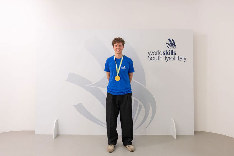 Allen Grund zur guten Laune kann auch Liam Fiechter haben. Der 18-Jährige wurde vergangene Woche bei den Berufsmeisterschaften World Skills South Tyrol, Italy Erster in der Kategorie Mediendesigner. Foto: WorldSkills Italy