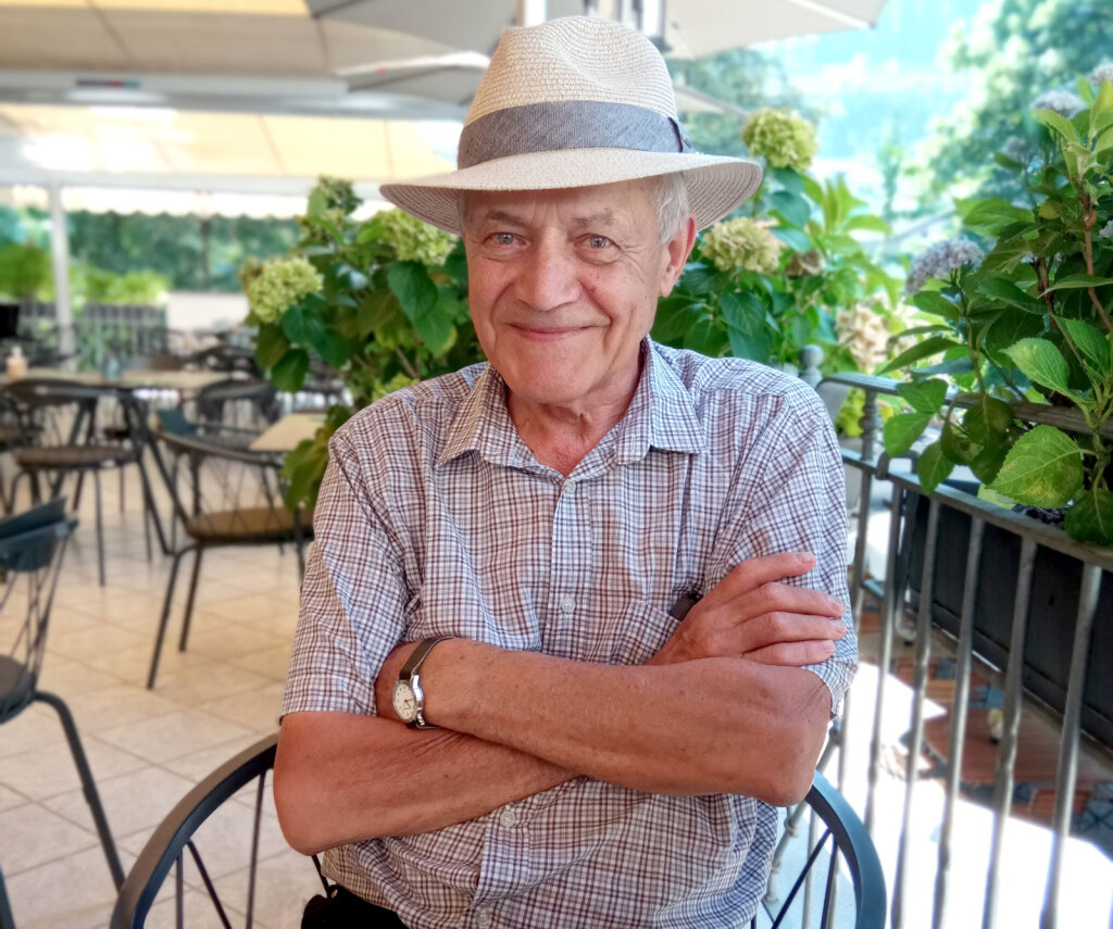 Franz Pfattner, 75, aus Latzfons: Während der Pandemie hat er mit dem Tagebuchschreiben angefangen. Heute schreibt er vor allem die Erlebnisse mit und die Entwicklungsschritte von seinem kleinen Enkelkind nieder. Foto: Alexandra Aschbacher