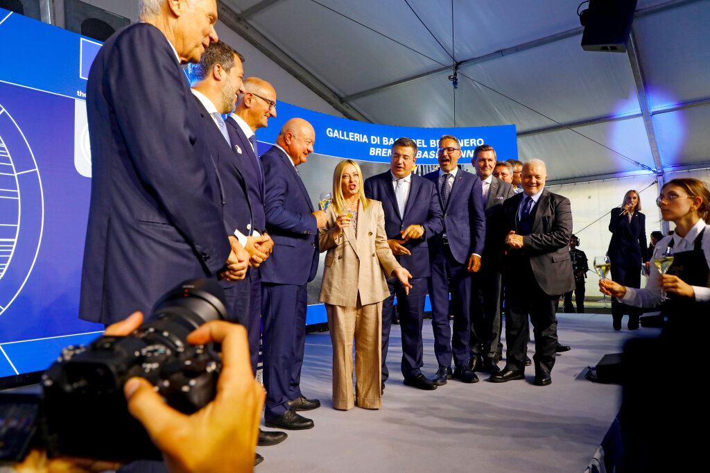 Durchstich, nicht Anstich. Am Brenner prosteten sich Österreich und Italien zu. Zu den Ehrengästen gehörten unter anderem Ministerpräsidentin Giorgia Meloni und Bundeskanzler Christian Stocker. Foto: Alexander Alber