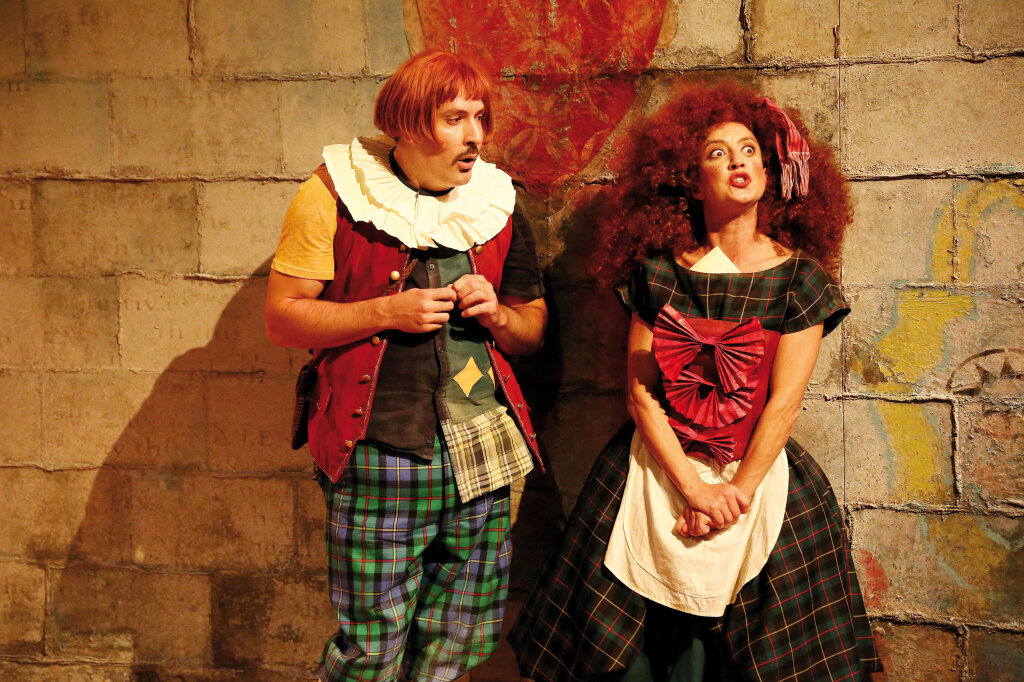 So gut, dass es keine Sprachkenntnisse mehr braucht: Lukas Spisser als Truffaldino und Christine Lasta als Smeraldina. Foto: Christoph Sebastian