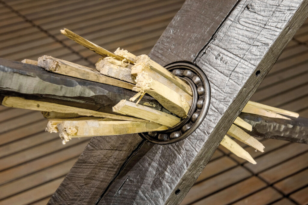 Holzbrett, mit Grafit beschichtet, Kugellager, Holzspäne: Santiago Reyes Villaveces schafft Spannung mit einfachen Materialien. Foto: Galerie Alessandro Casciaro