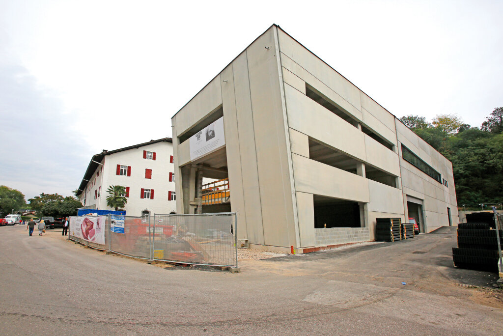 Der Neubau der Kellerei Kaltern: Was hat die Kosten um vier Millionen Euro steigen lassen? Foto: Alexander Alber