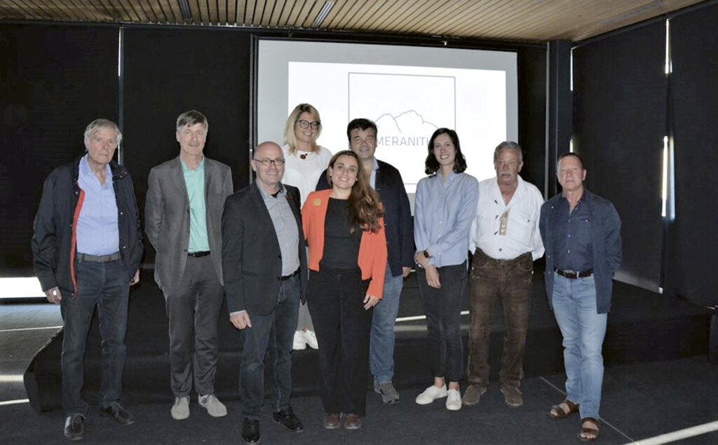 Von links: Walter Erckert, Stefan Frötscher, Konrad Laimer, Sonja Pircher, Bianca Cappello, Volkmar Mair, Sofia Stecher, Sepp Frei, Giuliano Canada. Foto: Bergbahnen Meran 2000