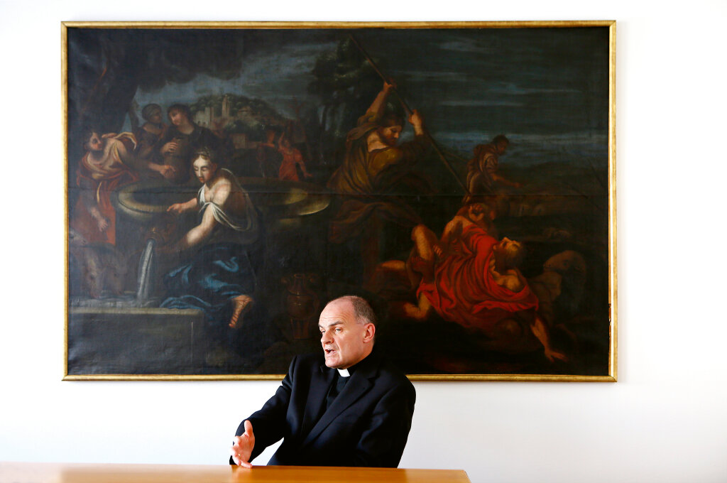 Bischof Ivo Muser in seinem Büro: „Das betrübt mich sehr.“ Foto: Alexander Alber