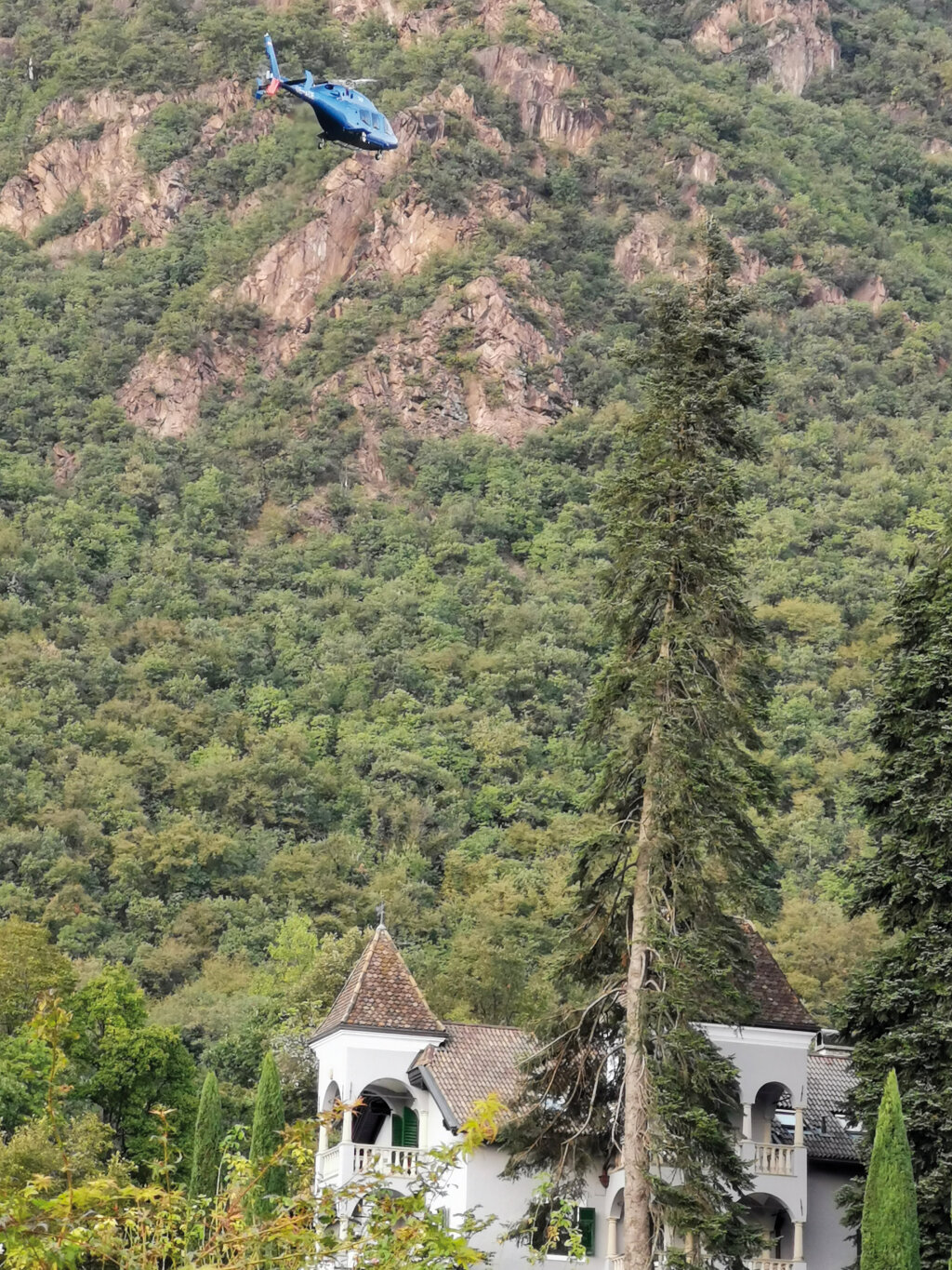 Im Landeanflug auf sein Anwesen in Bozen-Gries: Dieses an die Medien verschickte Foto soll die Benutzung des „illegalen Hubschrauberlandeplatzes“ durch Hans Peter Haselsteiner (im kleinen Bild oben) beweisen. Foto: Rudolf Benedikter