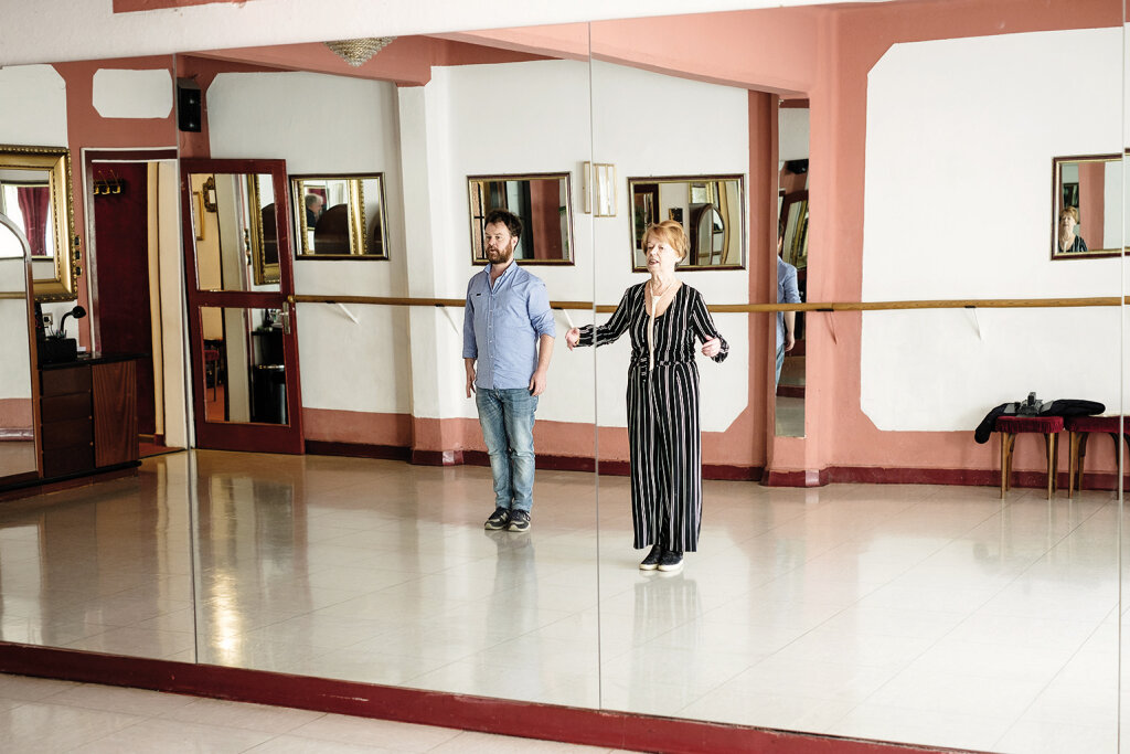 Andrej Werth schrieb nicht nur ein Porträt über die Bozner Tanzinstitution Renate Spetzger, sondern erhielt auch gleich ein wenig Tanz-Nachhilfe. Foto: Ludwig Thalheimer