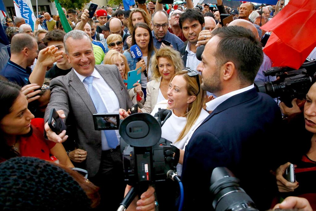 Auf Tuchfühlung mit jenen, die jetzt in Rom das Sagen haben: Alessandro Urzì und Giorgia Meloni. Foto: Alexander Alber