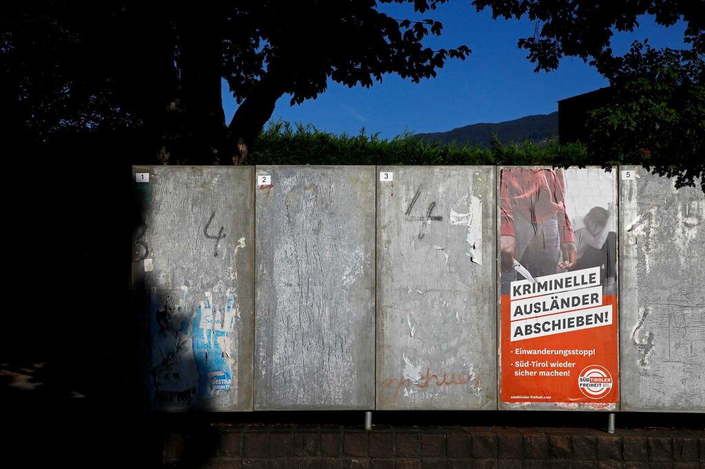 Um dieses Wahlplakat der Südtiroler Freiheit entstand beträchtlicher politischer Wirbel. Linke Parteien kritisierten es als „übelste Propaganda“. Die STF sagt: „Wir müssen die Wahrheit ansprechen, damit wir auch Lösungen finden.“ Foto: Alexander Alber
