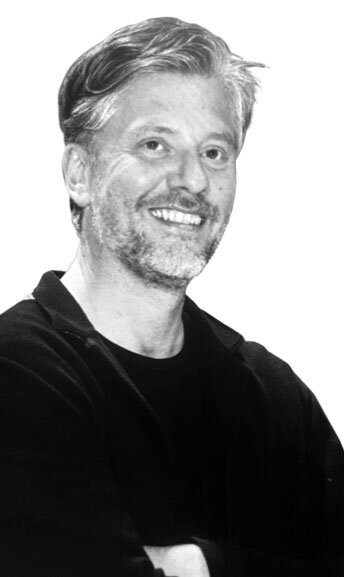 Oscar Lorandi, gebürtiger Bozner und Obmann der Kellerei Girlan. Musik begleitet ihn täglich, seine Neugier treibt ihn mit der Nase nach oben, immer offen für neue Eindrücke, die Genuss und Kreativität beflügeln. Foto: Manfred Pernthaler