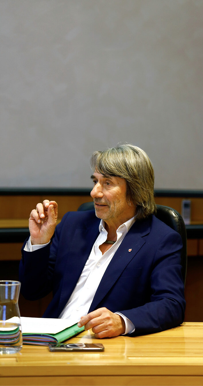 Hubert Messner, der Politiker, im Landtag: „Die Gemeinschaftshäuser springen ein, sobald der Hausarzt nicht erreichbar ist.“ Spricht Messner von „Sprengeln“, meint er damit auch die neuen Gemeinschaftshäuser. Foto: Alexander Alber